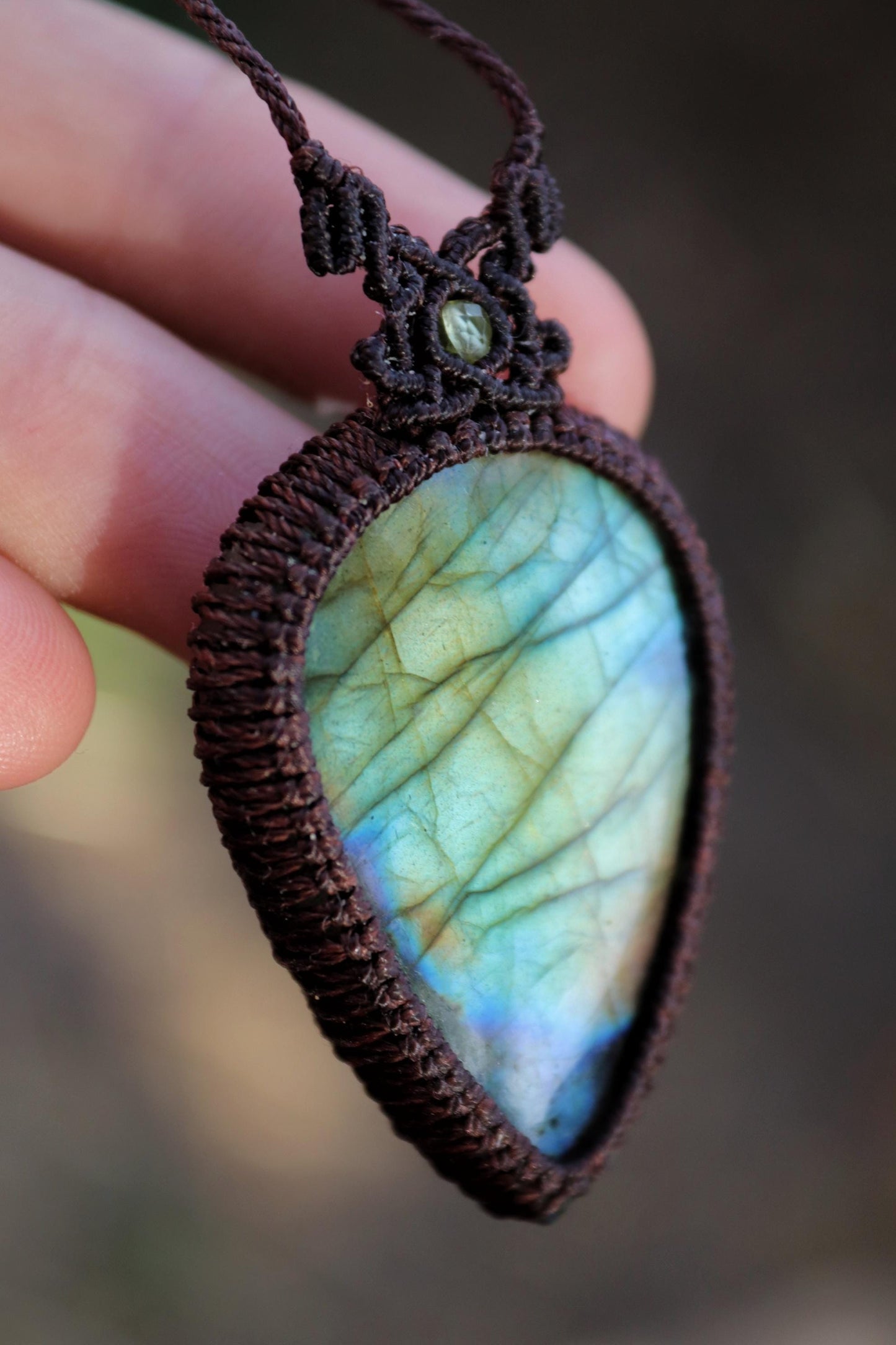 Pendentif LABRADORITE vert/jaune en macramé marron foncé
