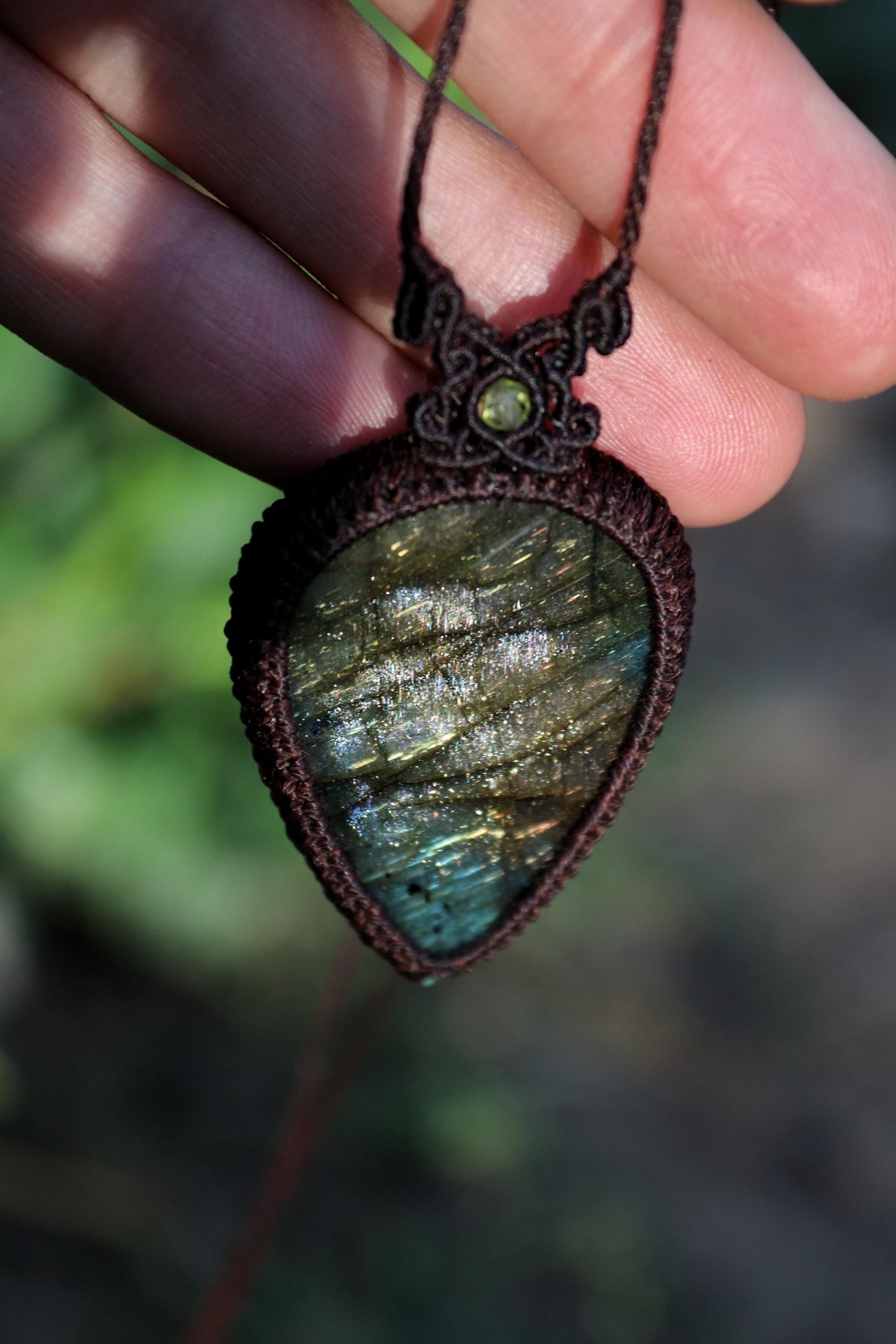 Pendentif LABRADORITE vert/jaune en macramé marron foncé