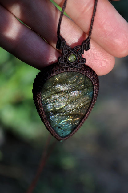 Pendentif LABRADORITE vert/jaune en macramé marron foncé