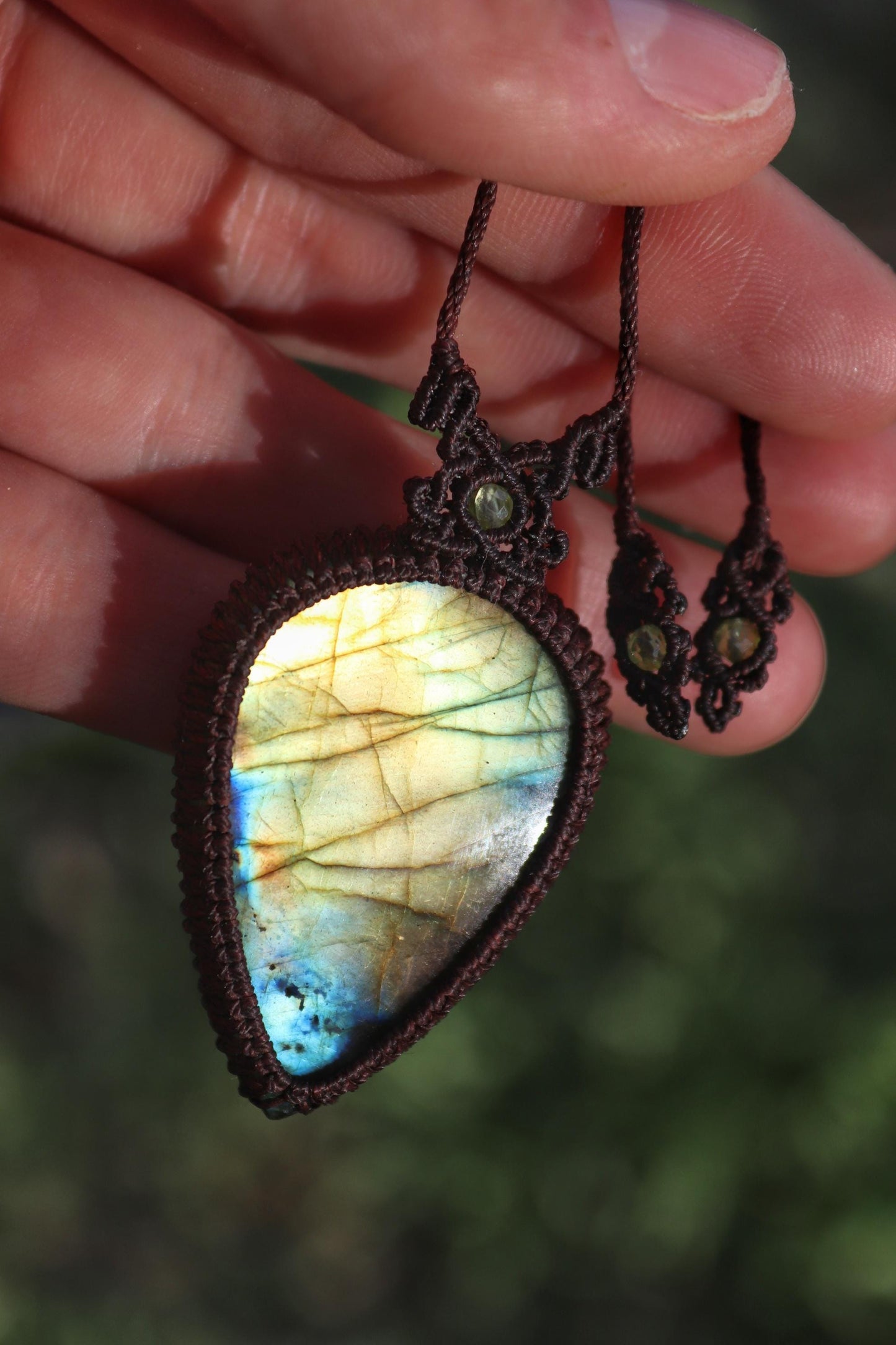 Pendentif LABRADORITE vert/jaune en macramé marron foncé
