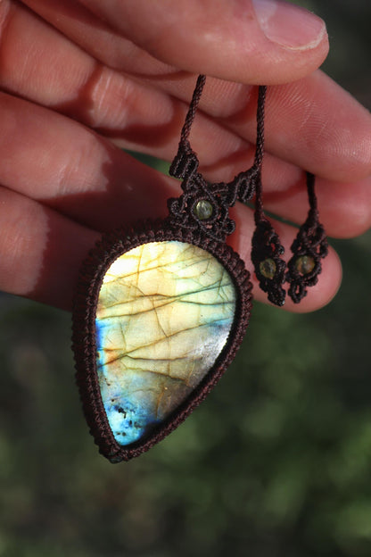 Pendentif LABRADORITE vert/jaune en macramé marron foncé