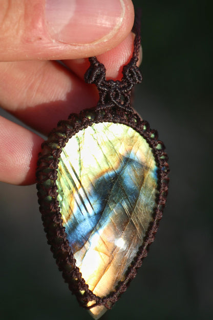 Pendentif LABRADORITE en forme de goutte, vert et orange
