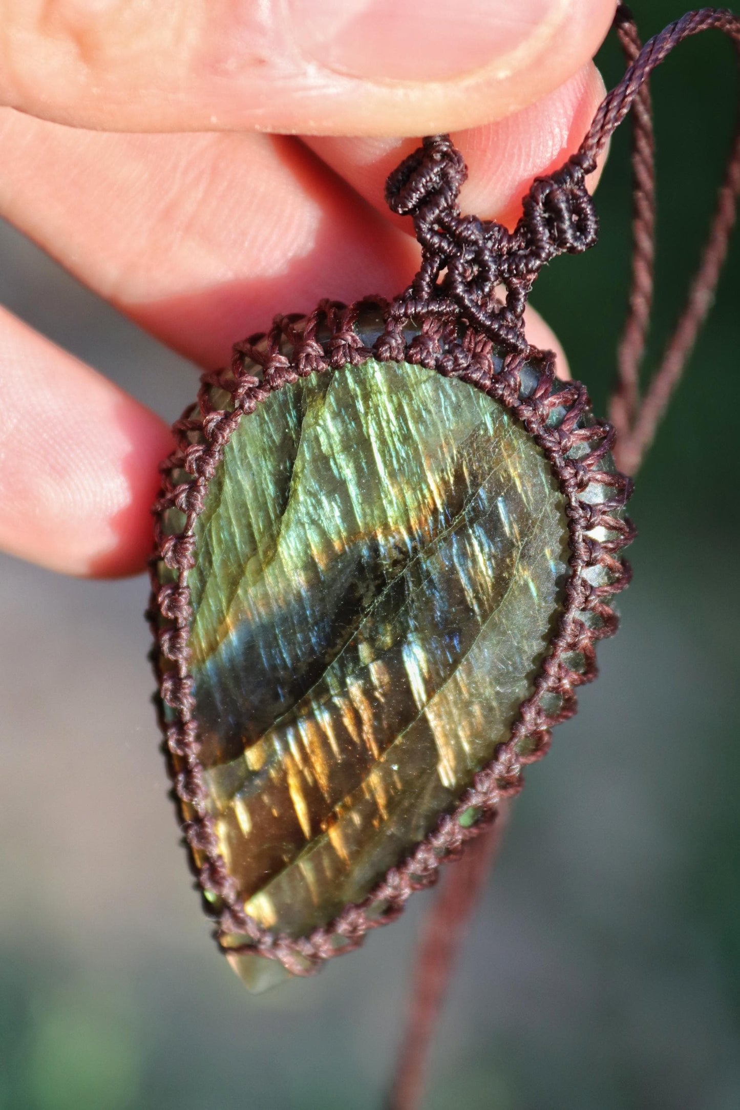 Pendentif LABRADORITE en forme de goutte, vert et orange