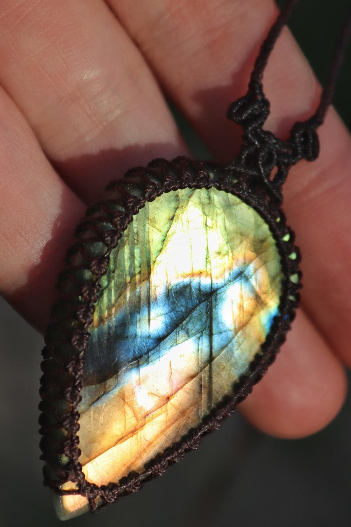 Pendentif LABRADORITE en forme de goutte, vert et orange