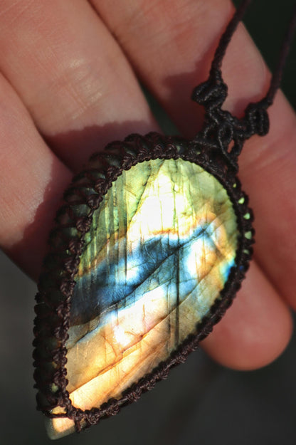 Pendentif LABRADORITE en forme de goutte, vert et orange