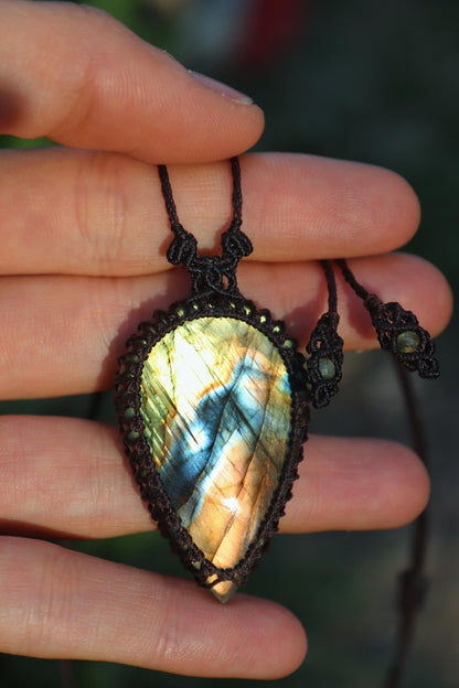 Pendentif LABRADORITE en forme de goutte, vert et orange