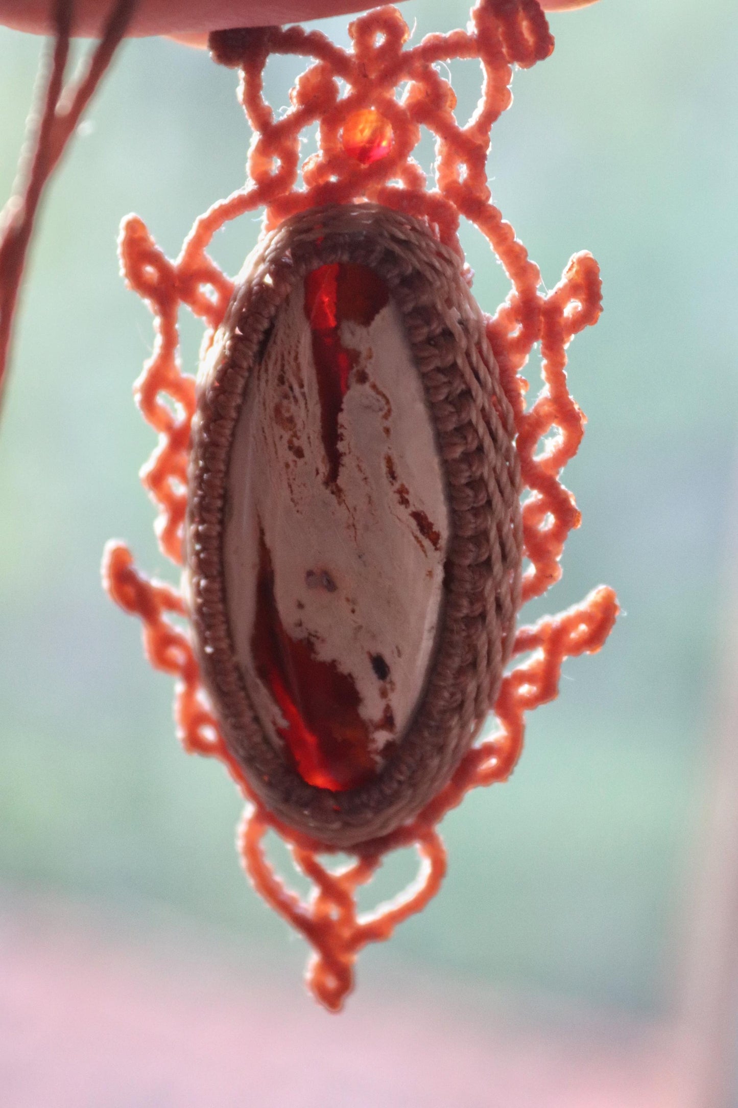 Grand pendentif opale de feu rouge avec perles de cornaline