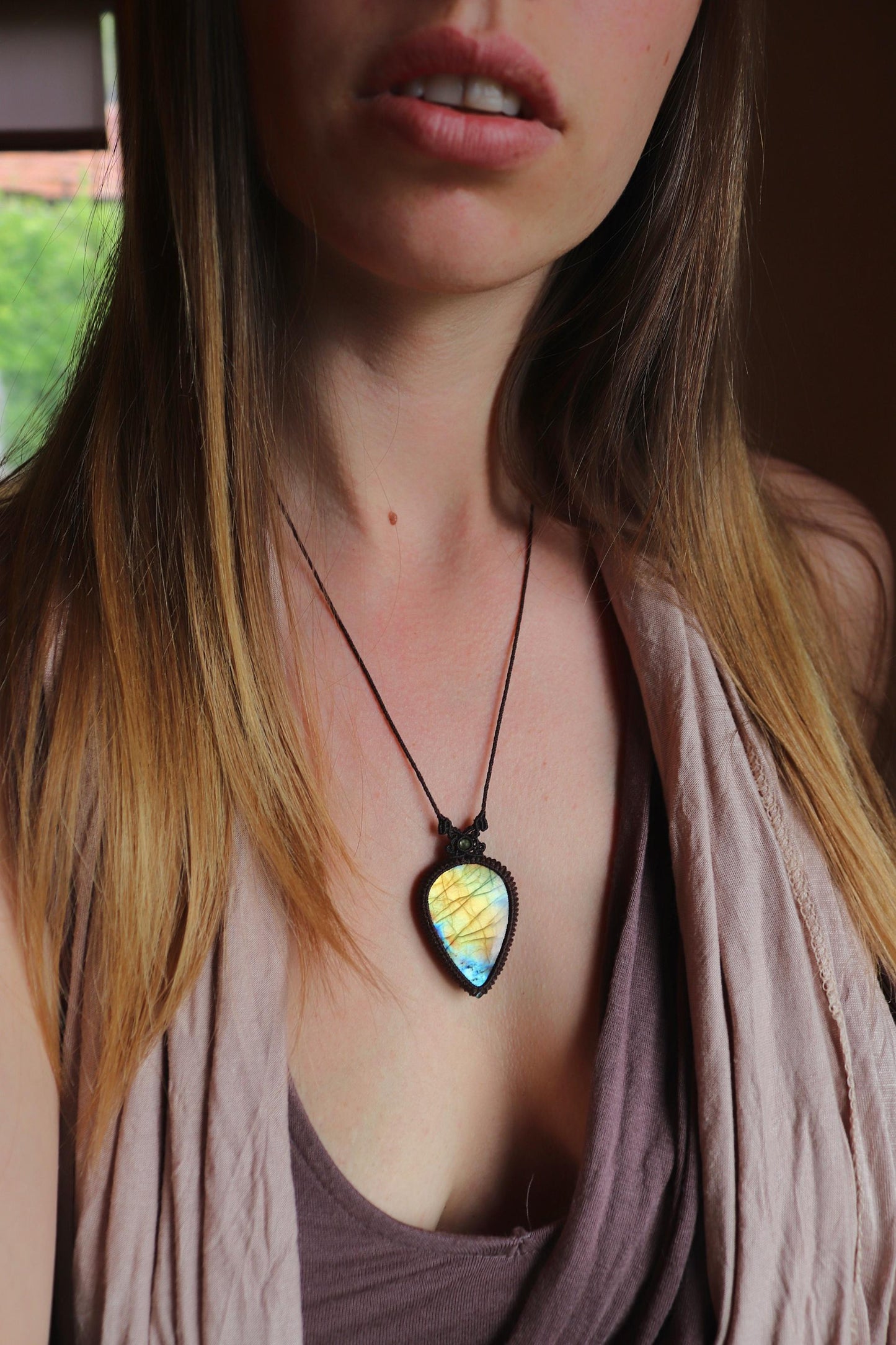 Pendentif LABRADORITE vert/jaune en macramé marron foncé