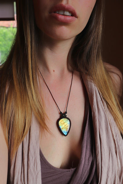 Pendentif LABRADORITE vert/jaune en macramé marron foncé