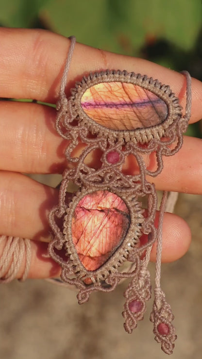 Double pendentif labradorite rose vif et orange avec perles de tourmaline rose | Bijoux en macramé faits main