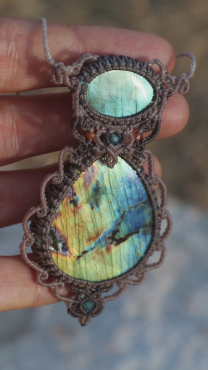 Schillernder Regenbogen-Doppelanhänger aus Labradorit mit Turmalin-Perlen | Handgemachter Makramee-Schmuck