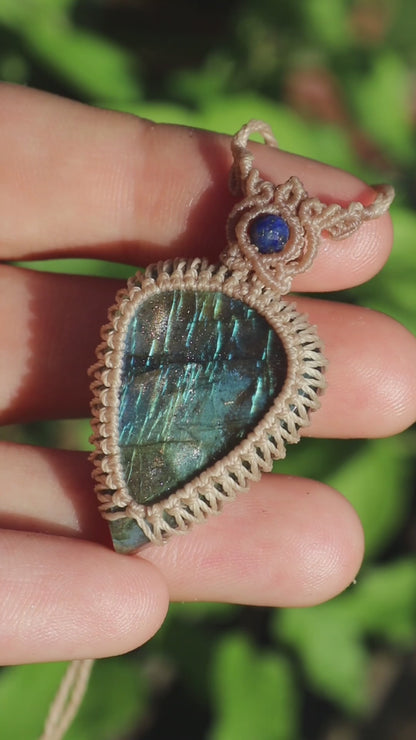 Pendentif en Labradorite bleu ciel et perles de Lapis-lazuli