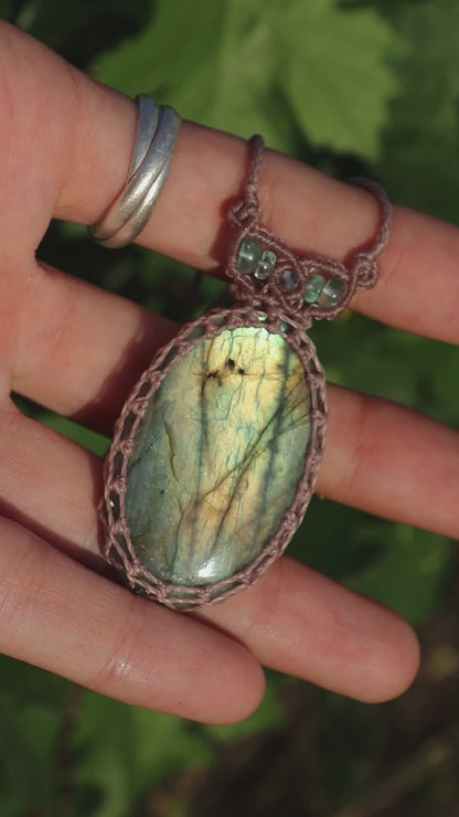 Labradorita verde pastel con cuentas de apatita azul paraiba | Joyería de Macramé Hecha a Mano