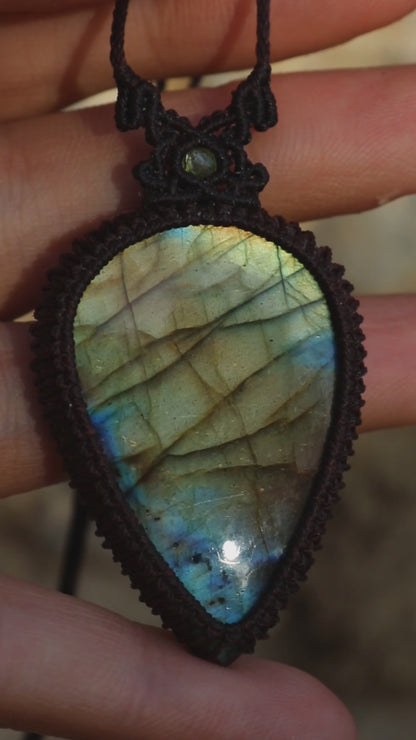 Pendentif LABRADORITE vert/jaune en macramé marron foncé