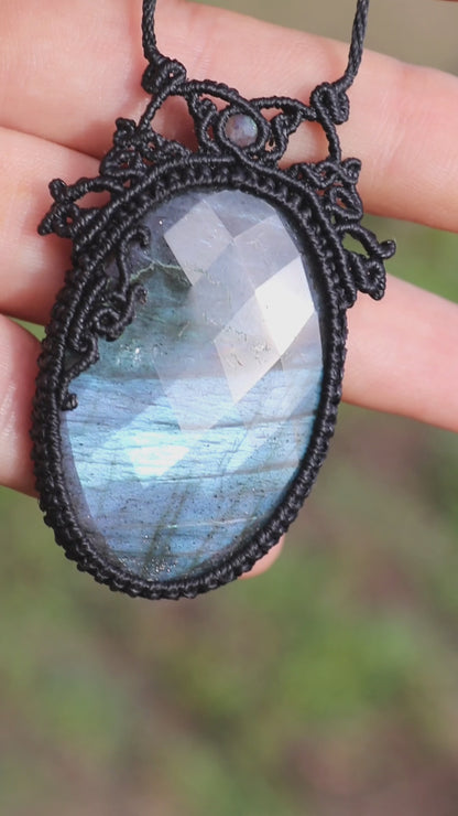 Pendentif labradorite à facettes, bleu électrique scintillant