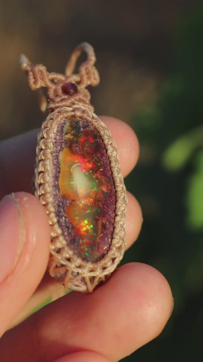 Incroyable opale mexicaine de 31 mm avec jeu de couleurs rouge et inclusion « fantôme » ! | Bijoux en macramé faits main