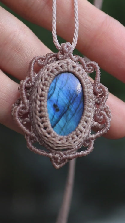 Tiefblauer Ozean-Labradorit-Talisman