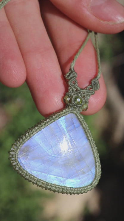 Grand pendentif lune en pierre de lune bleue avec perles de péridot