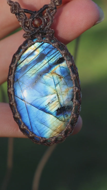 Pendentif en LABRADORITE bleue avec cornaline naturelle
