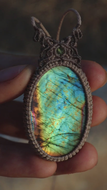 Cyangrüner und türkisblauer Labradorit-Anhänger – SELTENE Farbe | Handgemachter Makramee-Schmuck