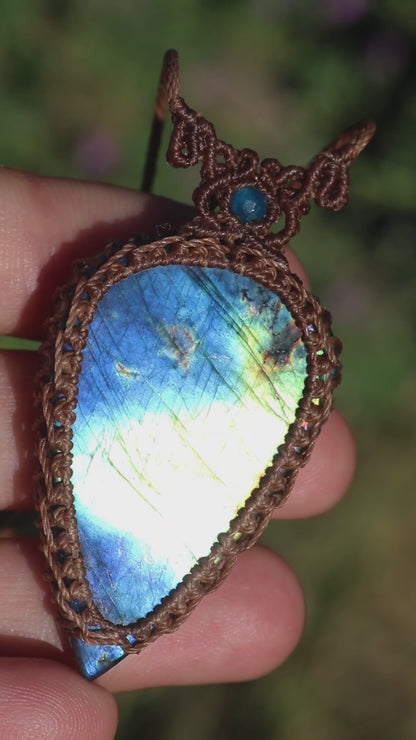 Blau, türkis und gelb schimmernde Labradorit-Kette mit Apatit-Perlen