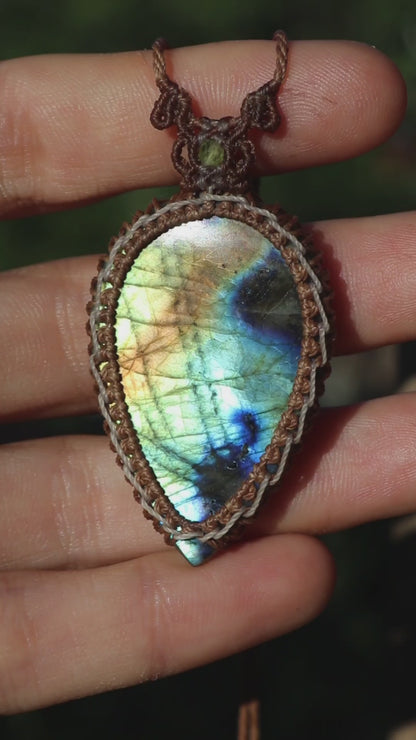 Colgante de labradorita colorida con cuentas de peridoto