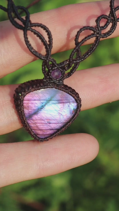 Collier ras-de-cou élégant en spectrolite violette