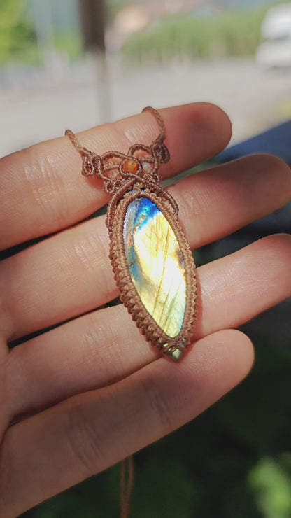 Colgante de labradorita en forma de marquesa | Joyería de Macramé Hecha a Mano