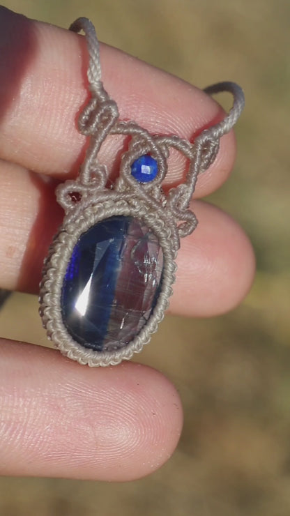Pendentif en cyanite avec cyanite facettée bleu néon et transparente