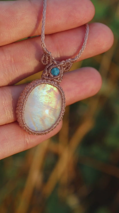 Colgante de piedra de la luna arcoíris con cuentas de apatita | Joyería de Macramé Hecha a Mano