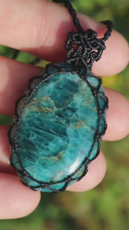 Pendentif unisexe en APATITE néon noire
