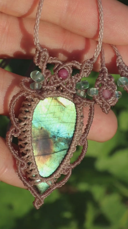 Grüne Labradorit, Apatit und rosa Turmalin | Handgefertigter Makramee-Schmuck