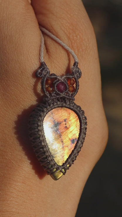 Collar de labradorita naranja atardecer | Joyería de macramé