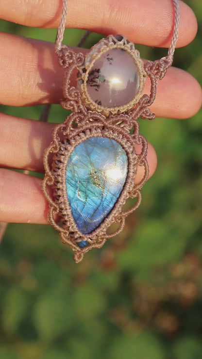 Doppelanhänger aus blauem Labradorit und Dendritenopal | Handgefertigter Makramee-Schmuck