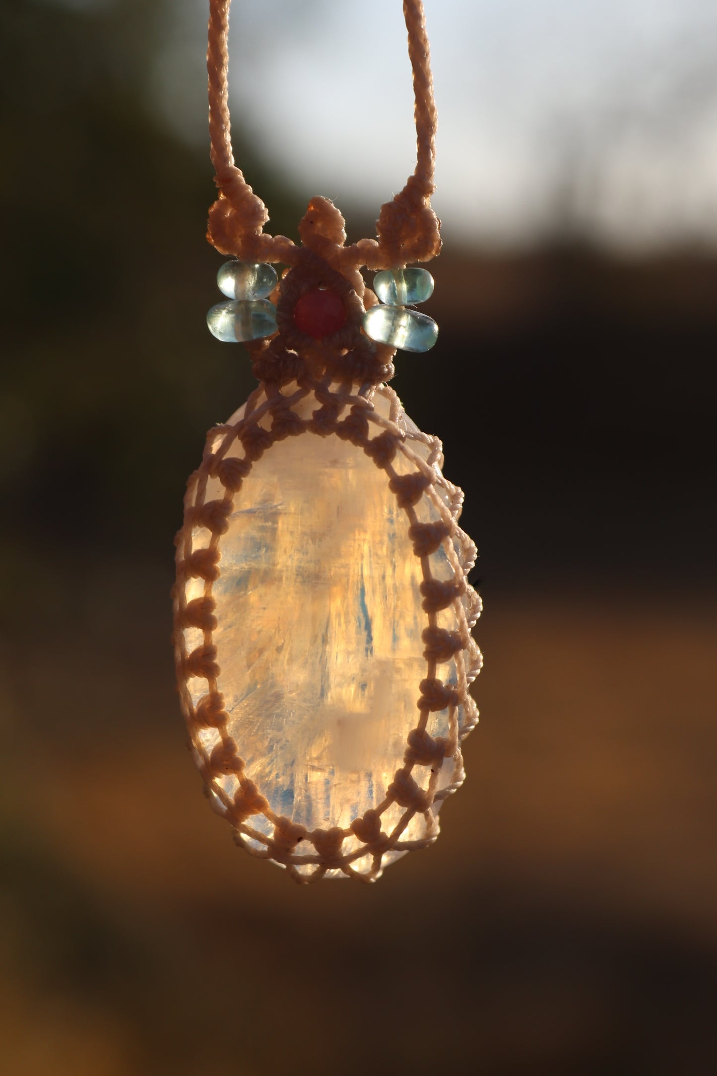 Pierre de lune de qualité AAA avec tourmaline rose et perles d'apatite paraïba | Bijoux en macramé faits main