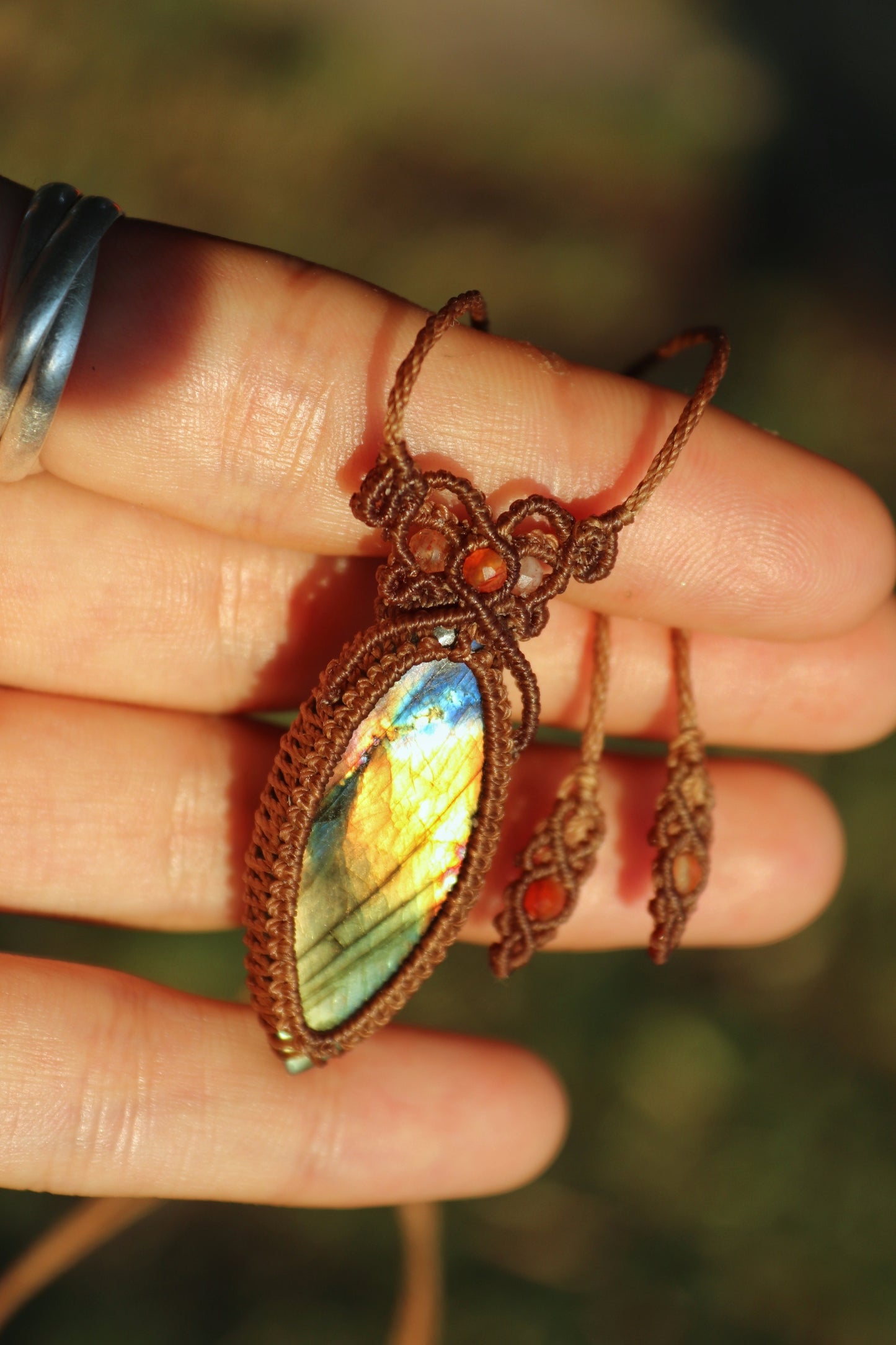 Colgante de labradorita en forma de marquesa | Joyería de Macramé Hecha a Mano