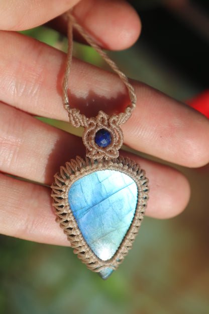 Pendentif en Labradorite bleu ciel et perles de Lapis-lazuli