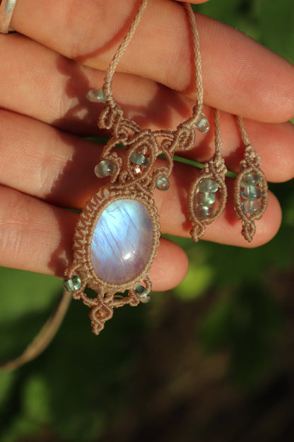 Wassertropfen-Paraiba-Apatit und Mondstein | Handgefertigter Makramee-Schmuck