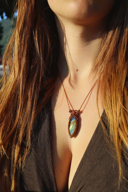 Colgante de labradorita en forma de marquesa | Joyería de Macramé Hecha a Mano
