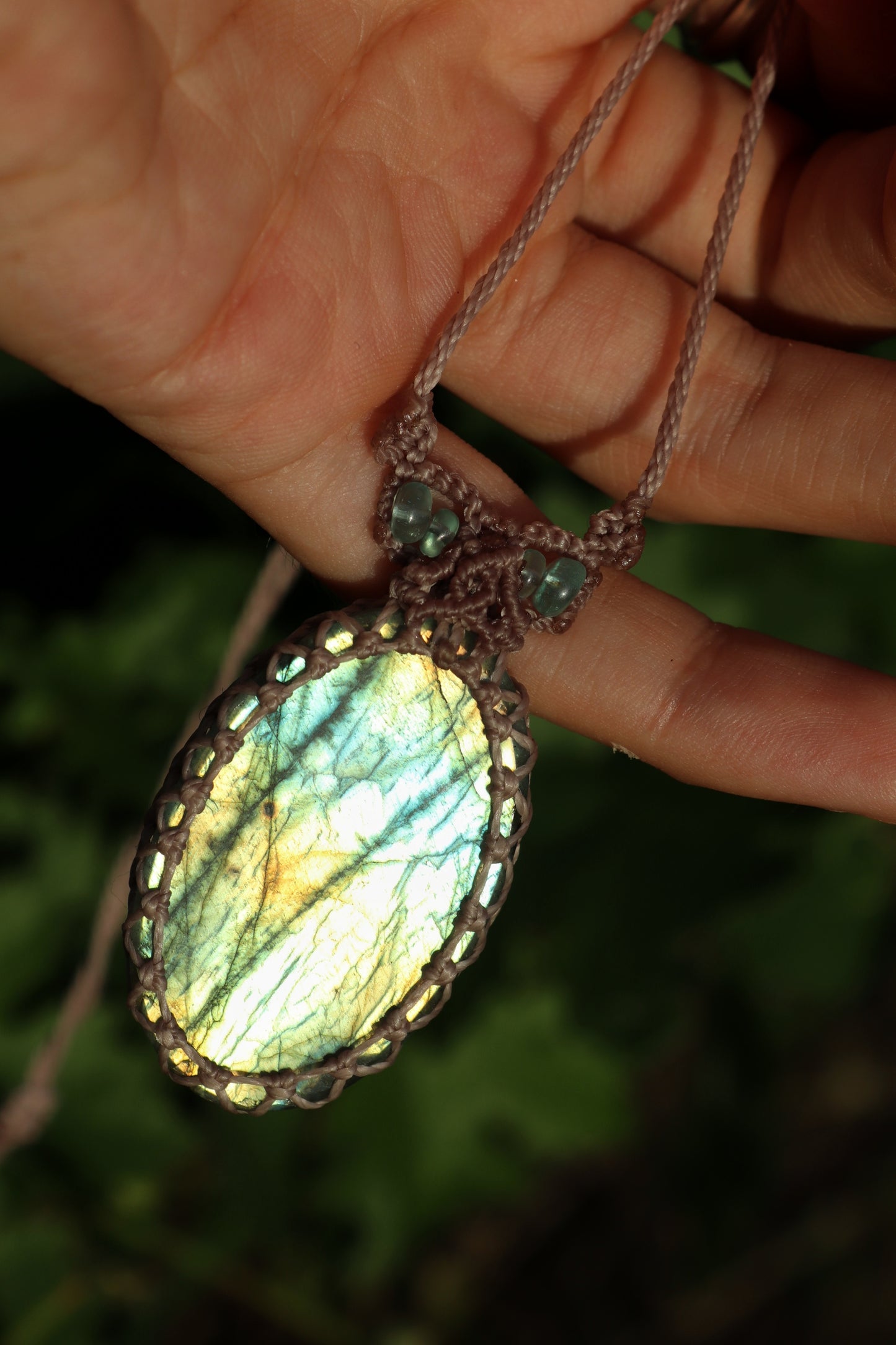 Labradorita verde pastel con cuentas de apatita azul paraiba | Joyería de Macramé Hecha a Mano