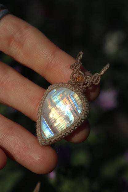 Pendentif en pierre de lune arc-en-ciel translucide avec perles de cornaline
