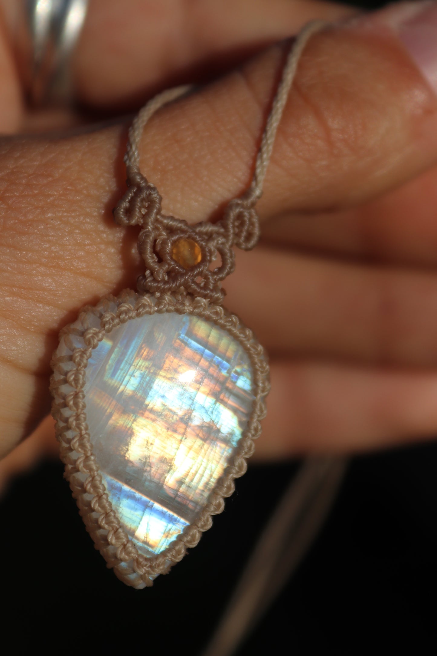 Pendentif en pierre de lune arc-en-ciel translucide avec perles de cornaline