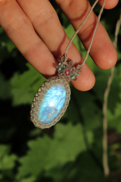 Pierre de lune de qualité AAA avec tourmaline rose et perles d'apatite paraïba | Bijoux en macramé faits main