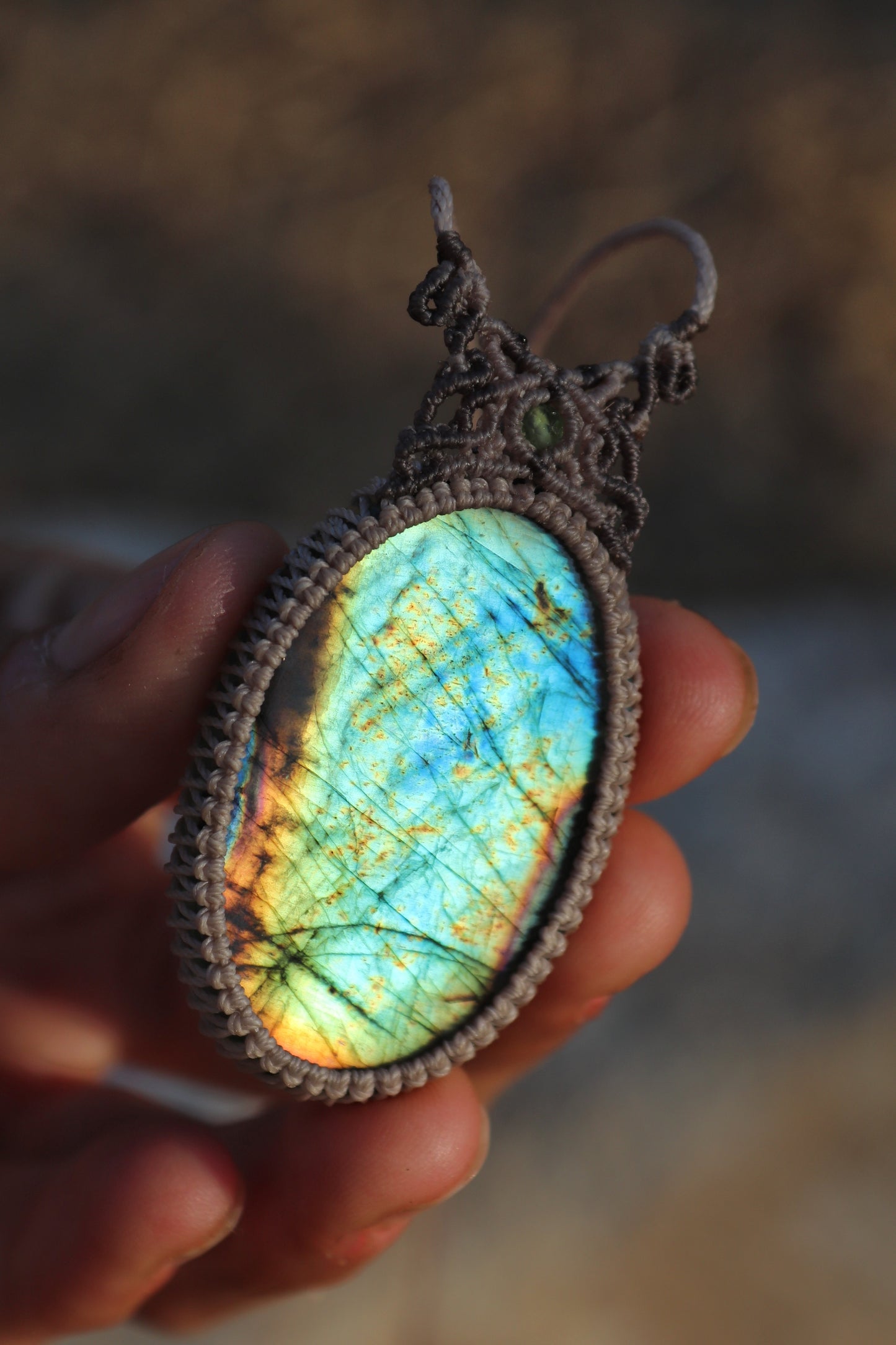 Cyangrüner und türkisblauer Labradorit-Anhänger – SELTENE Farbe | Handgemachter Makramee-Schmuck