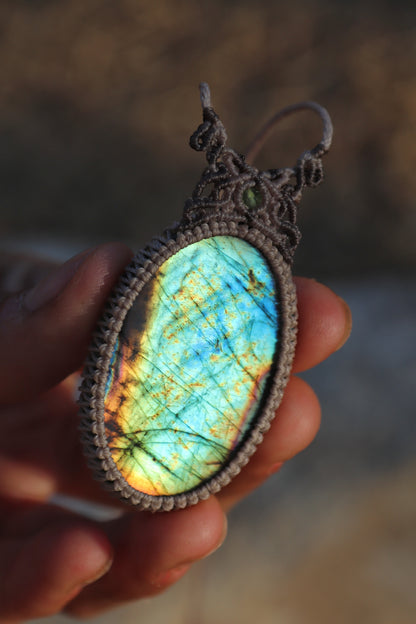 Cyangrüner und türkisblauer Labradorit-Anhänger – SELTENE Farbe | Handgemachter Makramee-Schmuck