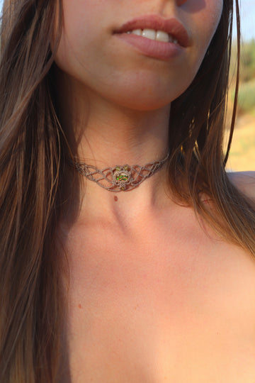 Gargantilla o tiara/tocado de ópalo verde mexicano | Joyería artesanal de macramé