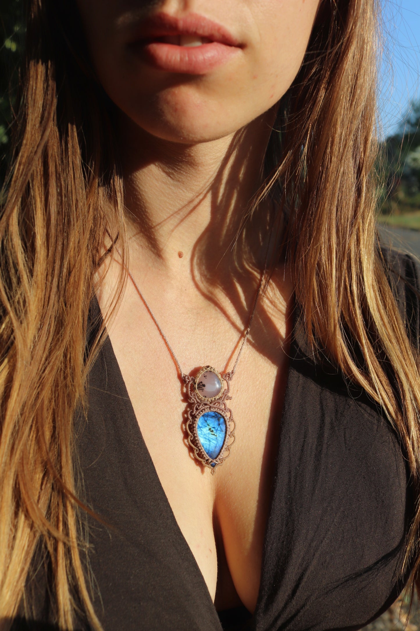 Doppelanhänger aus blauem Labradorit und Dendritenopal | Handgefertigter Makramee-Schmuck