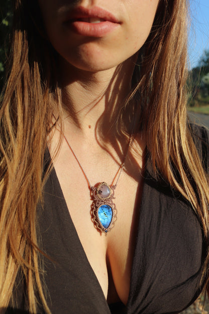 Doppelanhänger aus blauem Labradorit und Dendritenopal | Handgefertigter Makramee-Schmuck