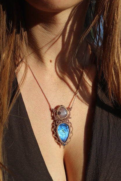 Doppelanhänger aus blauem Labradorit und Dendritenopal | Handgefertigter Makramee-Schmuck