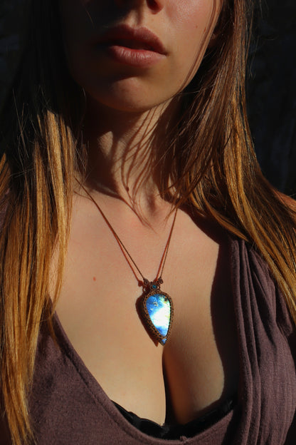 Blau, türkis und gelb schimmernde Labradorit-Kette mit Apatit-Perlen